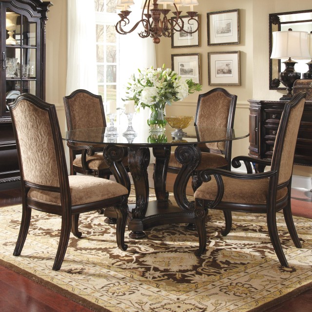The best decoration for a round dining table