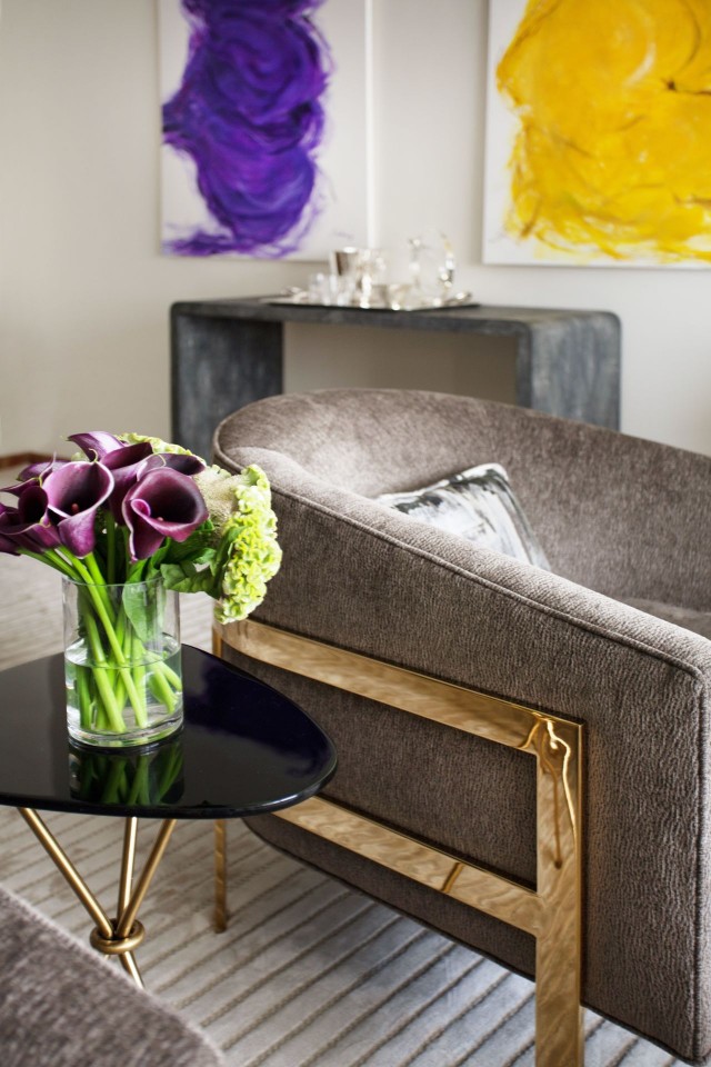 How to Use Metallic Pieces in a Living Room