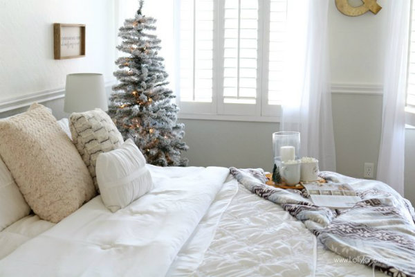 Decorate Your Bedroom With a Christmas Design